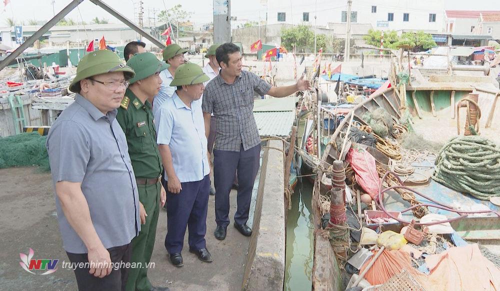 Phó Chủ tịch Nguyễn Văn Đệ cũng kiểm tra tình hình tàu thuyền về neo đậu, tránh trú bão tại cảng Lạch Cờn, phường Quỳnh Phương.