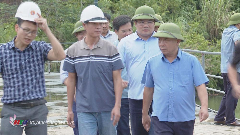 Phó Chủ tịch UBND tỉnh Nguyễn Văn Đệ yêu cầu nhà máy thuỷ điện bám sát lưu lượng nước về hồ để điều tiết đúng quy trình.