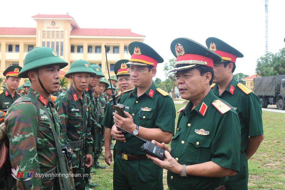 Thiếu tướng Lê Hồng Nhân, Phó Tư lệnh, Tham mưu trưởng Quân khu 4 kiểm tra hệ thống thông tin liên lạc của Trung đoàn 764