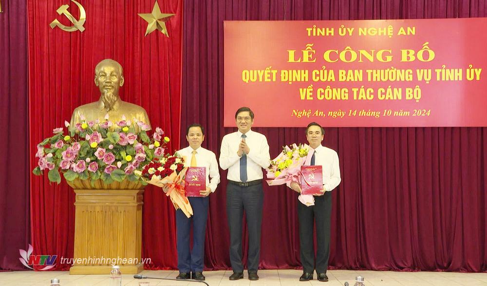 Đồng chí Hoàng Nghĩa Hiếu - Phó Bí thư Tỉnh ủy trao các quyết định và tặng hoa chúc mừng các đồng chí: Phan Sỹ Cường và Lê Văn Ngọc