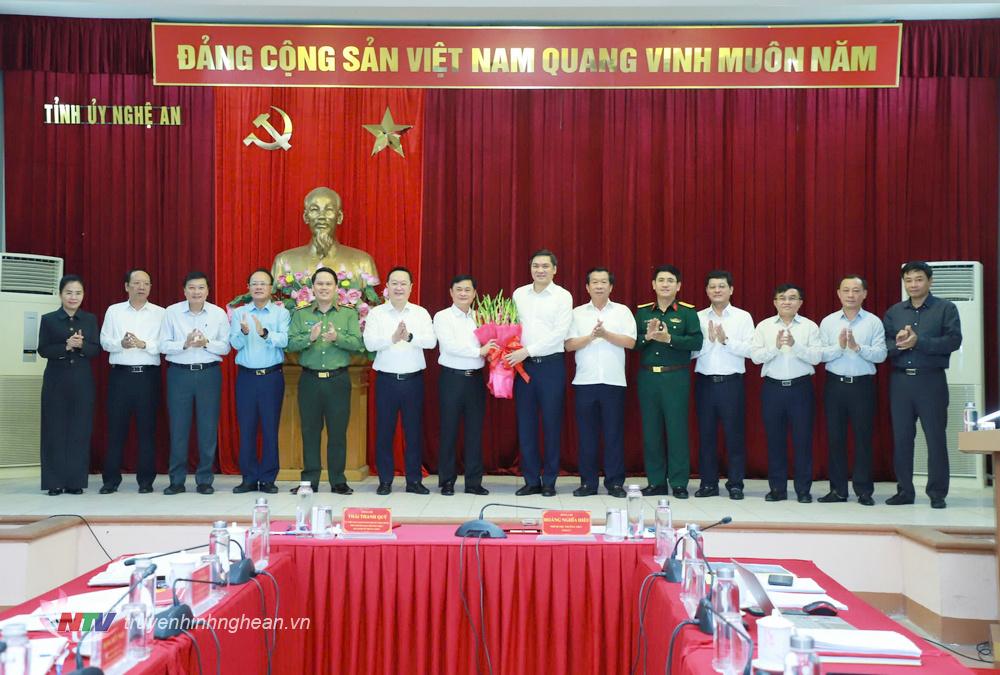 Phó Trưởng ban Thường trực Ban Kinh tế TW Thái Thanh Quý và các đồng chí trong BTV Tỉnh uỷ tặng hoa đồng chí Phó Bí thư Thường trực Tỉnh uỷ Hoàng Nghĩa Hiếu.