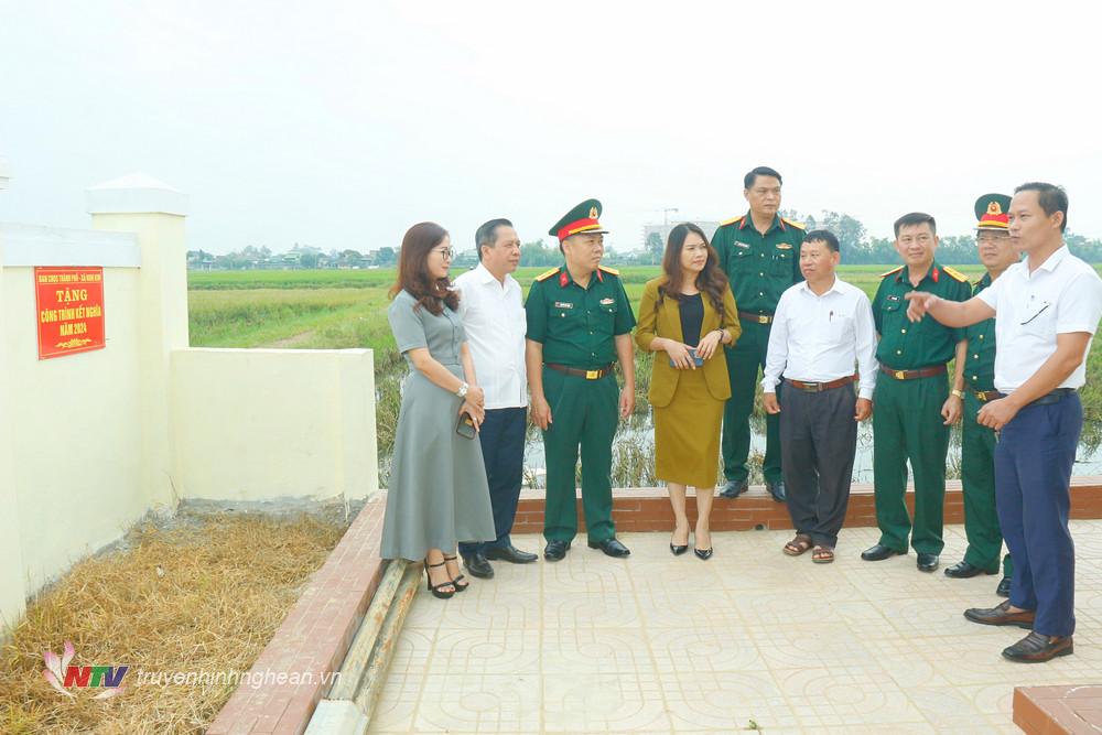  Đại tá Nguyễn Kỳ Hồng - Chính ủy Bộ Chỉ huy Quân sự tỉnh, Phó trưởng Ban Thường trực Ban Chỉ đạo 2036 tỉnh cùng các đồng chí trong đoàn công tác kiểm tra xây dựng mô hình “Dân vận khéo” tại xóm 9 xã Nghi Kim.