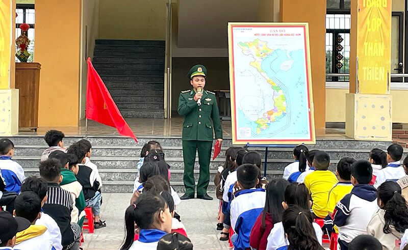 Tuyên truyền Luật Biên phòng Việt Nam, Luật Biển Việt Nam cho giáo viên, học sinh trường Tiểu học số 2 Thanh Trạch (Bố Trạch).