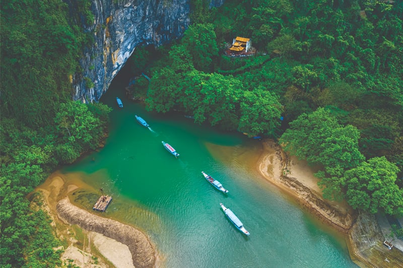 Đi thuyền trên sông Son tham quan động Phong Nha.