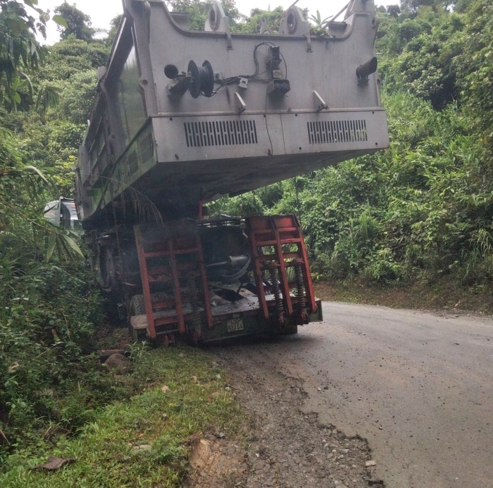 Đường hẹp, cong cua và hư hỏng gây khó khăn cho xe tải tham gia giao thông. Ảnh: C.T