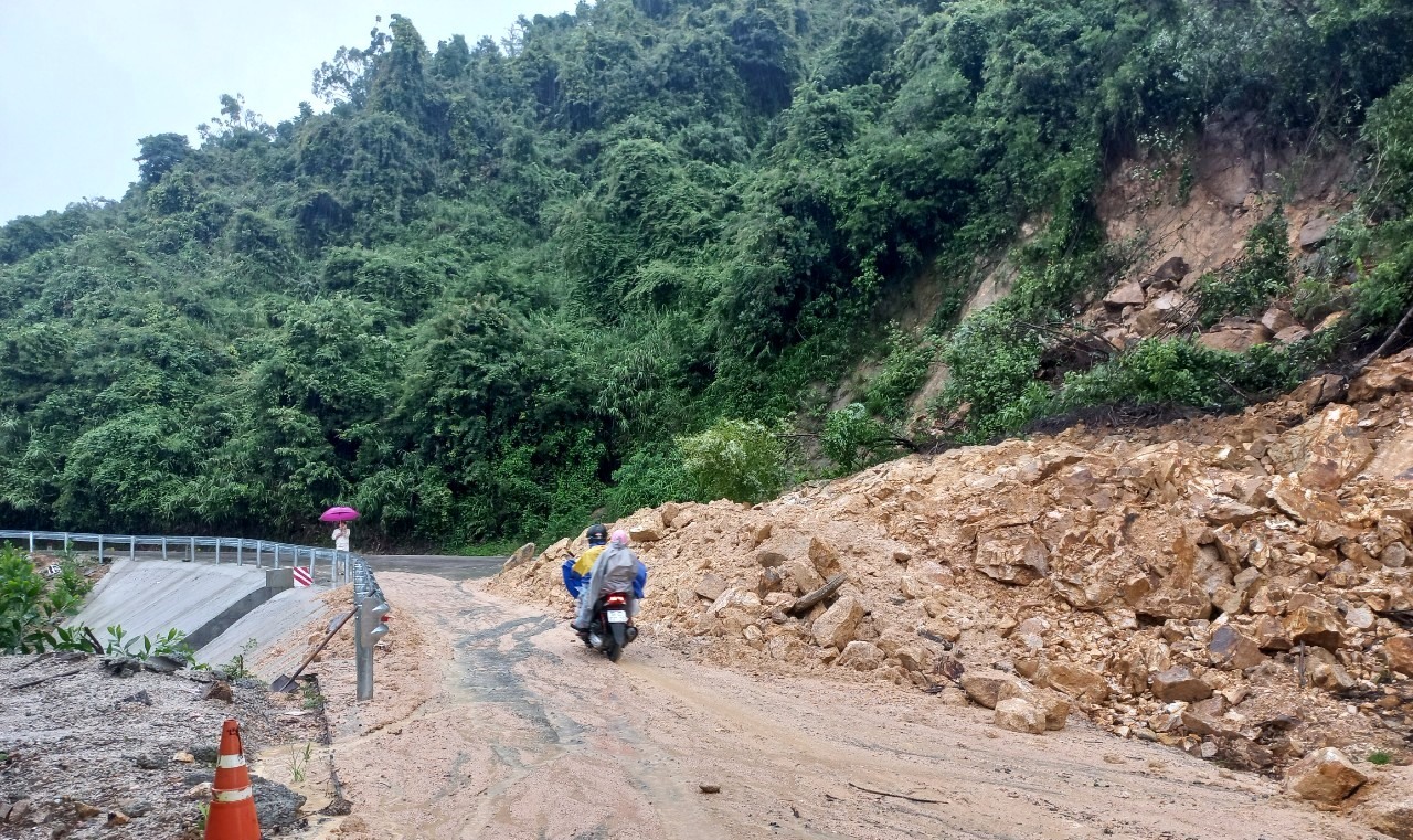 Người tham gia giao thông cần quan sát kỹ taluy dương, trước khi lưu thông qua đoạn này. Ảnh: C.T