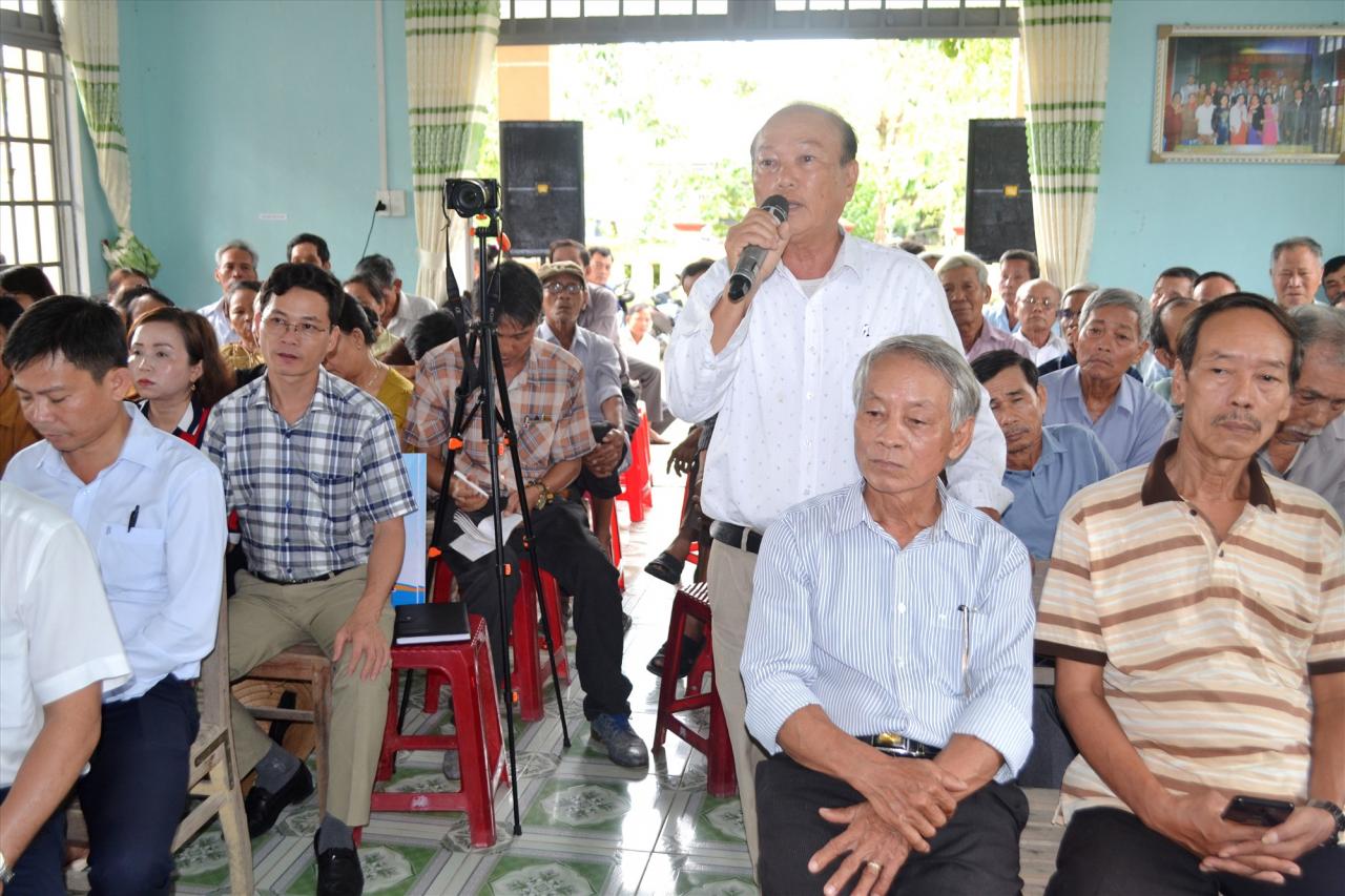 Cử tri Lê Văn Ba kiến nghị kiểm nghiệm tình trạng ô nhiễm môi trường của nguồn nước Bàu Dài. Ảnh: C.T