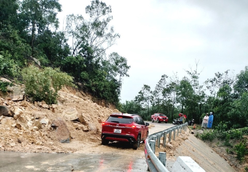 Mùa mưa lũ năm 2022, vị trí nêu trên từng bị sạt lở, kéo theo taluy âm bị sụt lún nghiêm trọng và đã được kiên cố hóa, mở rộng cống thoát nước ngang. Ảnh: C.T