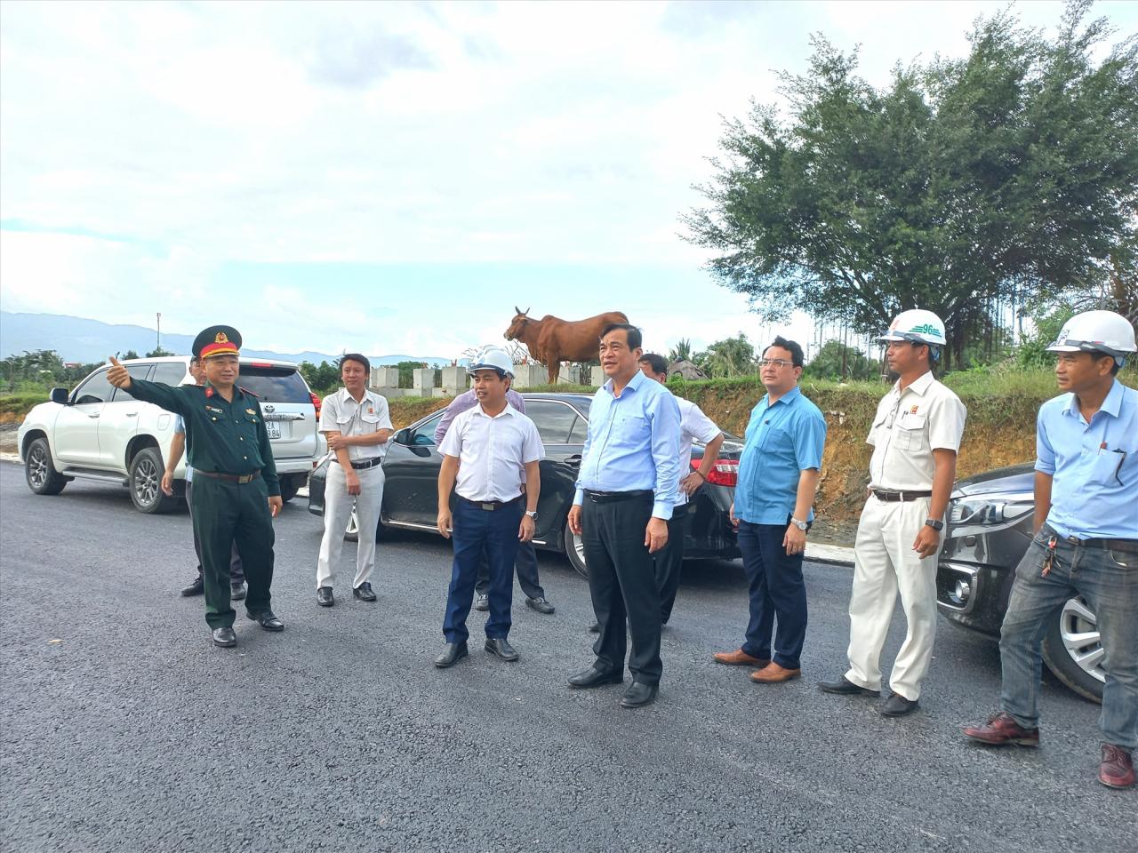 Đồng chí Phan Việt Cường kiểm tra đường dẫn phía bắc cầu Sông Thu, qua trước Nghĩa trang liệt sĩ xã Đại Thắng (Đại Lộc). Ảnh: C.T