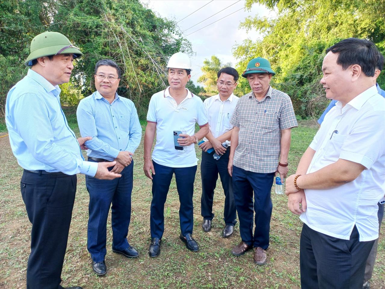 Lãnh đạo tỉnh trao đổi với nhà thầu thi công cầu Quảng Đà và đường dẫn. Ảnh: C.T