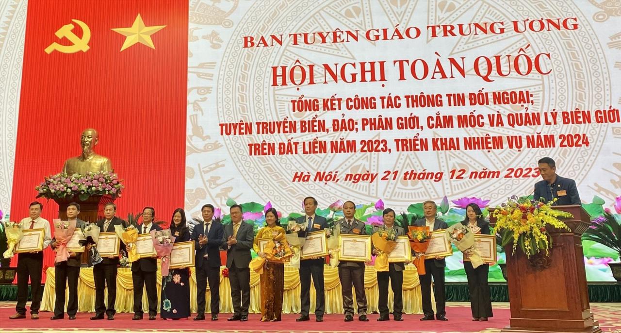 Đại diện Chi đội Kiểm ngư số 3 (thứ 4, bên phải) nhận Bằng khen của Ban Tuyên giáo Trung ương vì thành tích xuất sắc trong công tác tuyên truyền biển đảo năm 2023. Ảnh: P.V