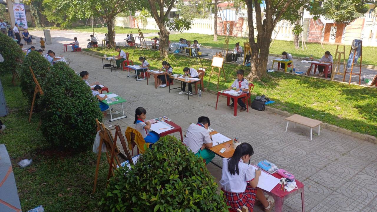 Khoảng 40 học sinh bậc tiểu học và trung học cơ sở ngồi thi thi vẽ tranh theo sách. Ảnh: T.Q.L