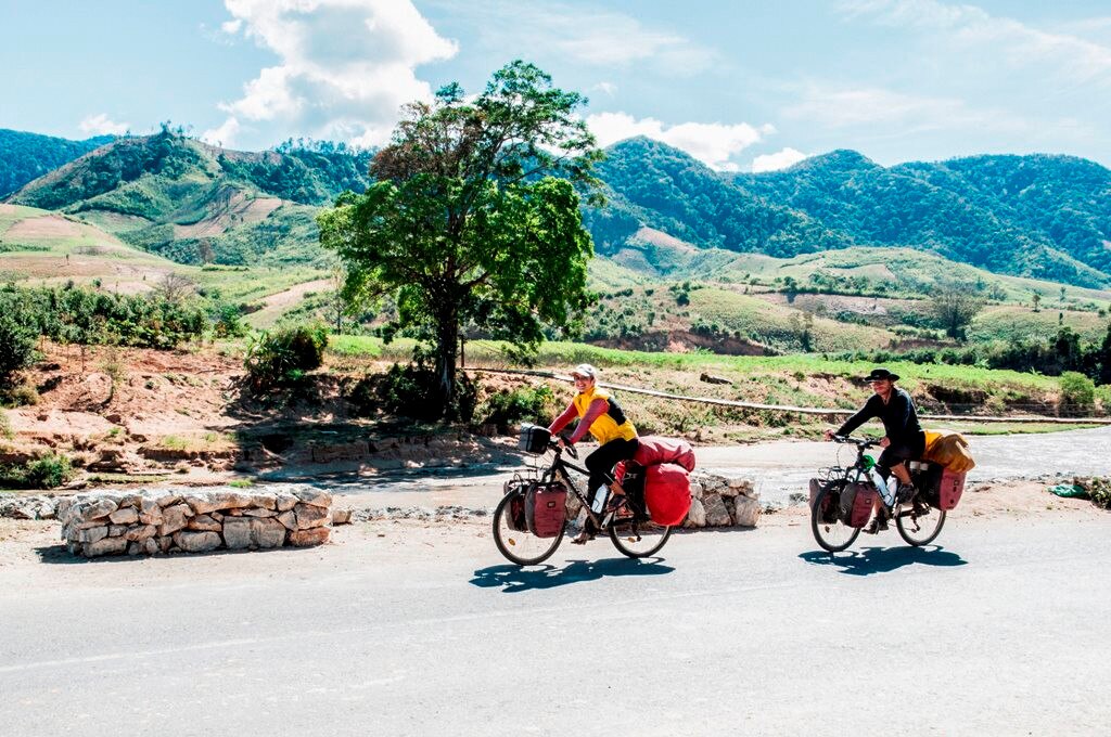 20-du-khach-nuoc-ngoai-trai-nghiem-qua-huyen-dak-glei-dag_9755.jpg