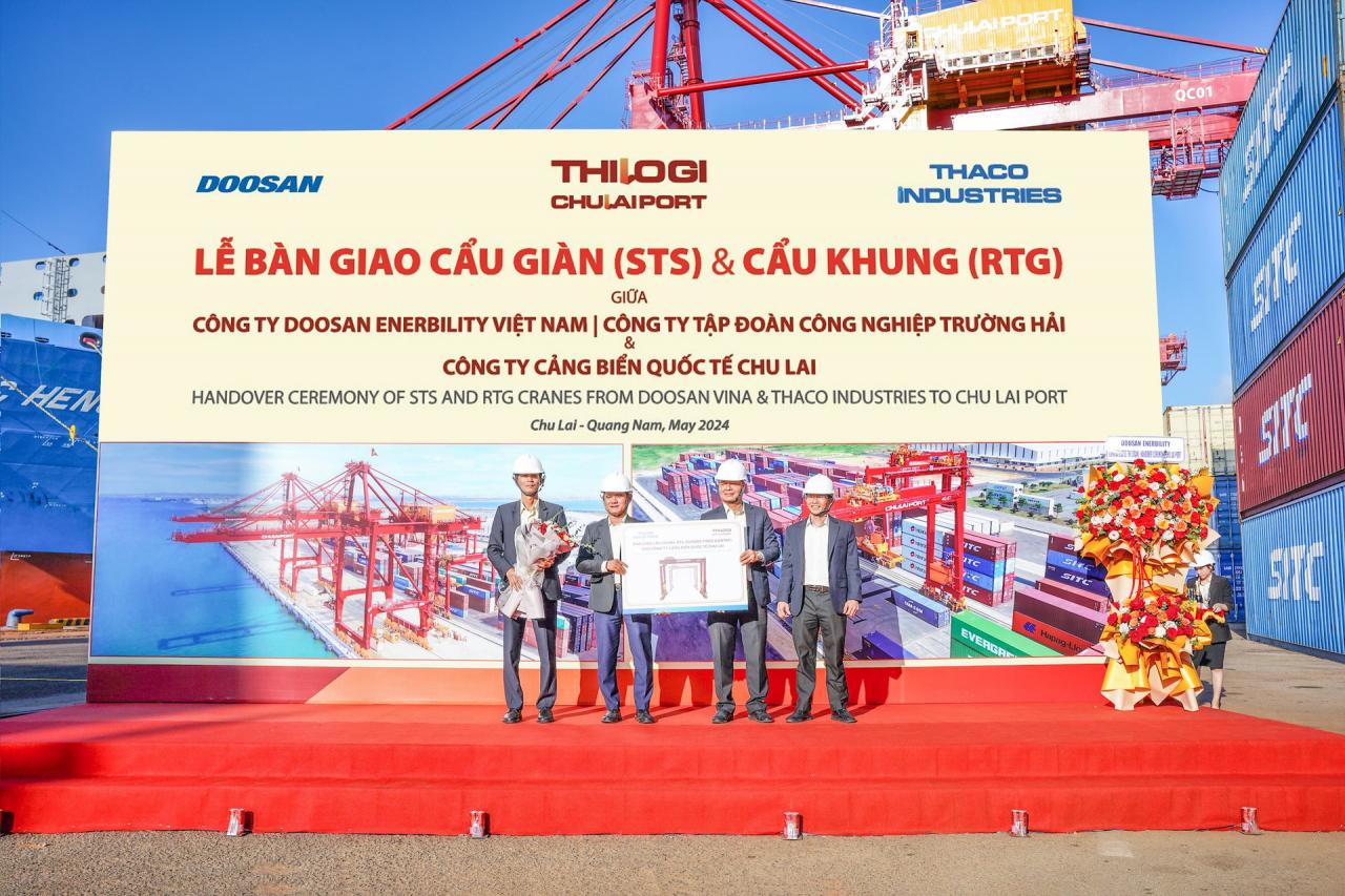 Lãnh đạo THACO INDUSTRIES trao biểu trưng bàn giao 03 cẩu khung RTG cho Lãnh đạo THILOGI và cảng Chu Lai.