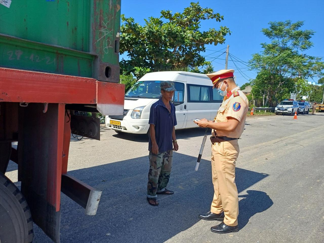 CSGT kiểm tra, xử lý nhiều trường hợp vi phạm trật tự an toàn giao thông. Ảnh: T.C