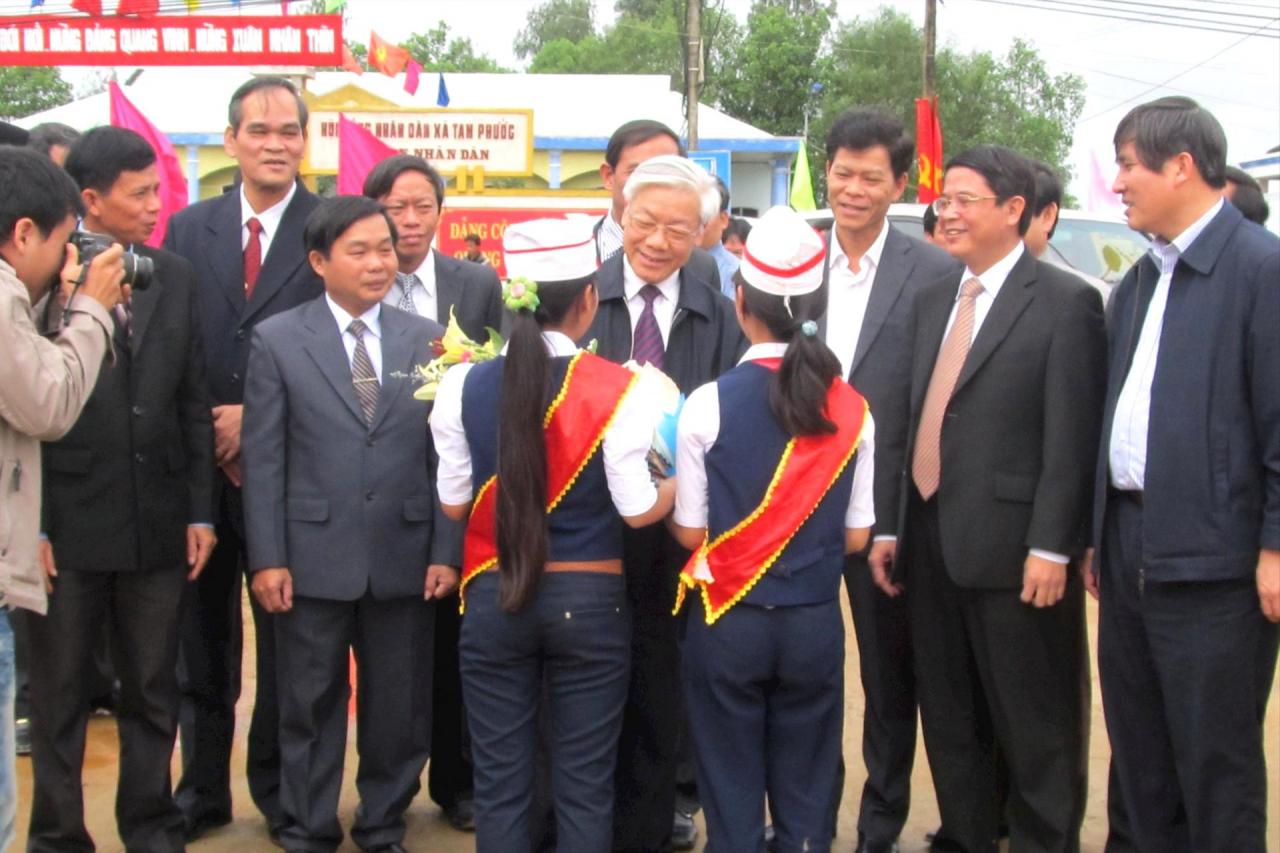 Các em thiếu nhi tặng hoa Tổng Bí thư Nguyễn Phú Trọng khi về thăm, làm việc tại xã Tam Phước, Phú Ninh dịp Tết Nhâm Thìn 2012.