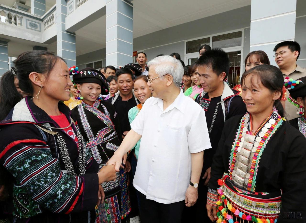 Tổng bí thư Nguyễn Phú Trọng với đồng bào dân tộc xã nông thôn mới Bản Bo, huyện Tam Đường, tỉnh Lai Châu - Ảnh: TTXVN