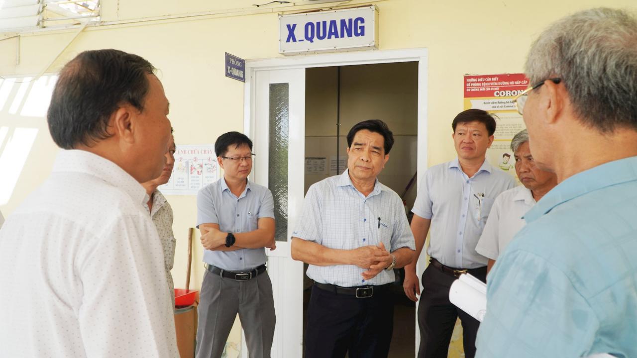 Chủ tịch UBND tỉnh Lê Văn Dũng chỉ đạo Ban Quản lý dự án đấu tư xây dựng công trình tỉnh tổ chức di dời phòng Xquang để lấy diện tích tiếp tục thi công. Ảnh: PHAN VINH