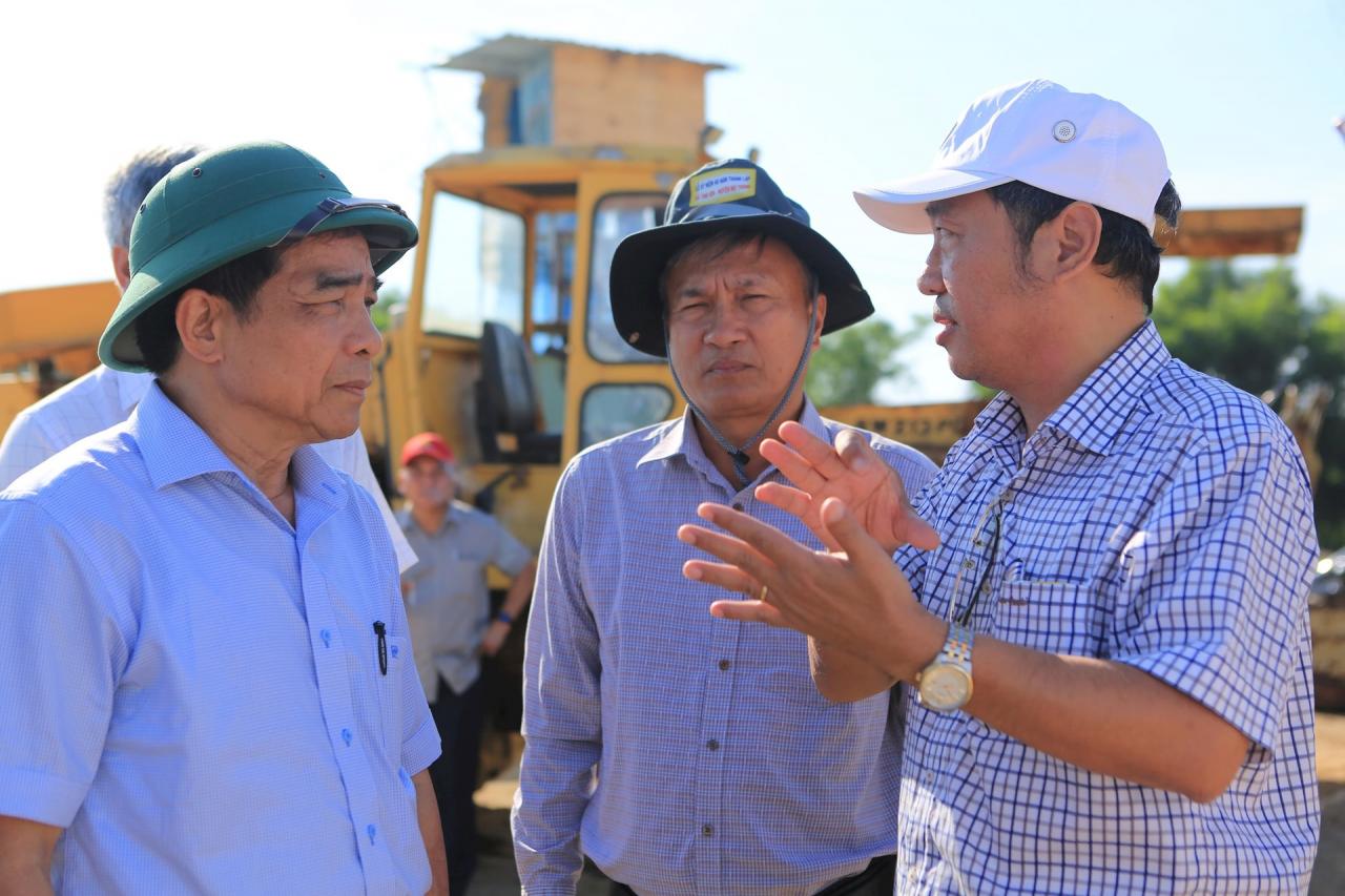 Chủ tịch UBND tỉnh Lê Văn Dũng dẫn đầu tổ công tác của tỉnh kiểm tra tình hình giải ngân vốn đầu tư xây dựng cơ bản trên địa bàn huyện Núi Thành. Ảnh: T.CÔNG