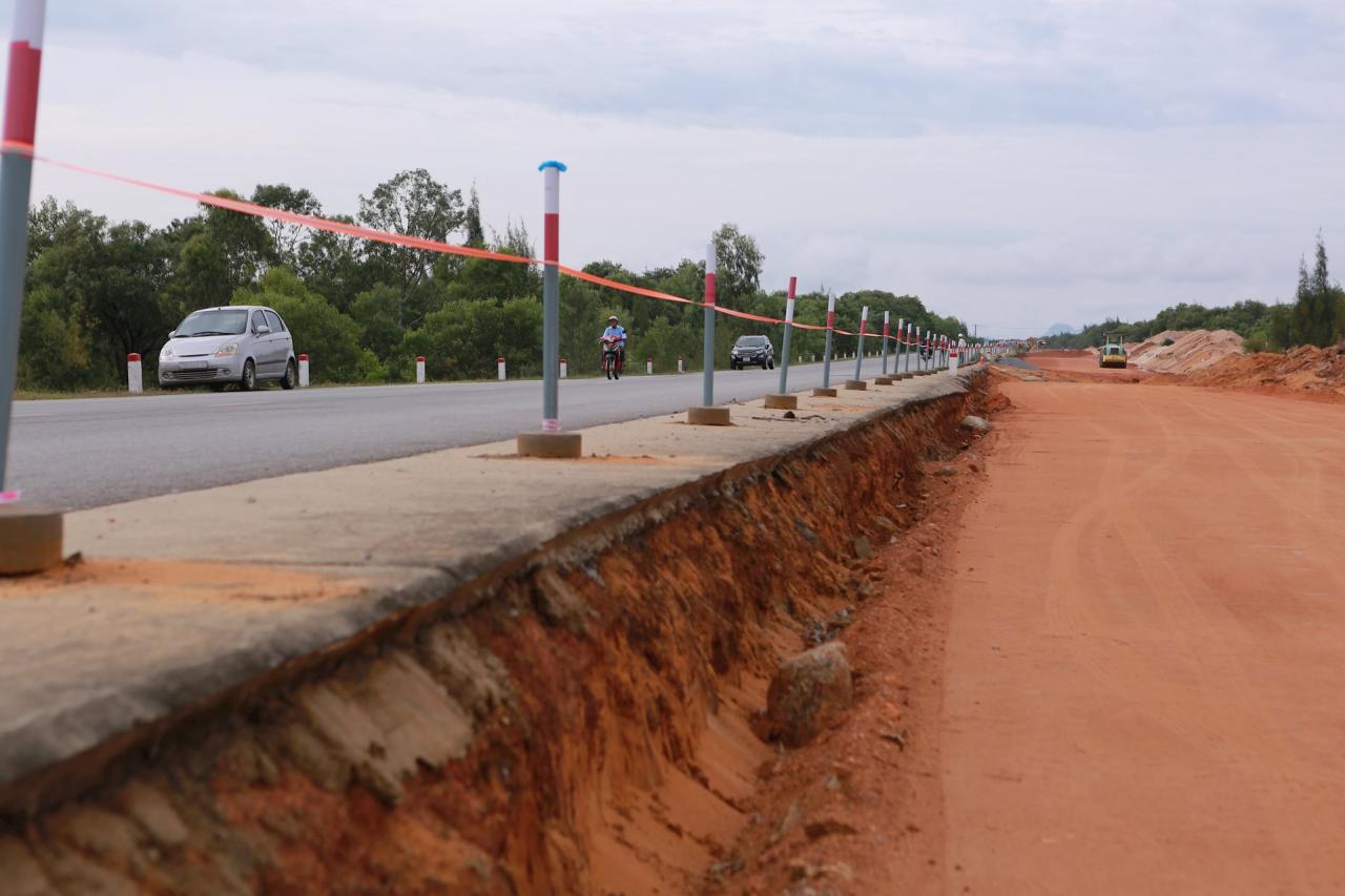 Công trình dự án thành phần 1 hoàn thiện đường ven biển 129 đang triển khai qua địa bàn huyện Núi Thành. Ảnh: T.C