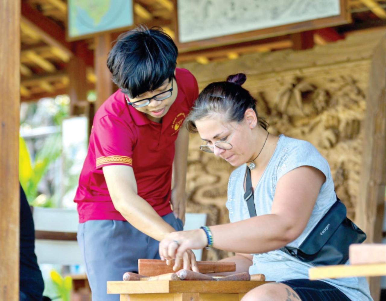 Trần Duy và tour Wood Carving Class tại điểm du lịch văn hóa Âu Lạc. Ảnh: L.T.K