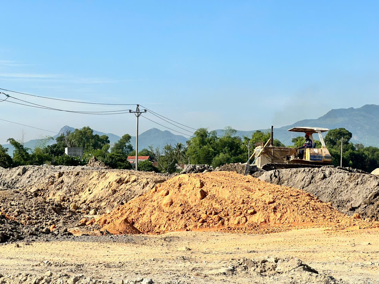 Khó khăn về đất đắp khiến tiến độ thi công chậm, ảnh hưởng đển giải ngân một số dự án. Ảnh: T.C