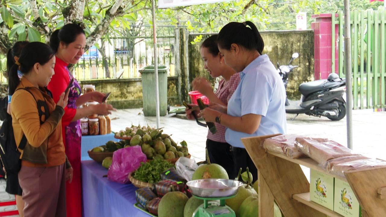 Các sản phẩm OCOP, sản phẩm khởi nghiệp, hàng nông sản được trưng bày tại cuộc thi ý tưởng khởi nghiệp sáng tạo - chuyển đổi xanh. Ảnh:N.HƯNG