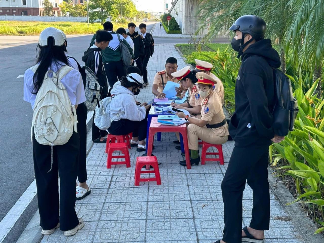 CSGT Công an TP.Tam Kỳ đã tuần tra, xử lý nhiều trường hợp học sinh vi phạm trật tự an toàn giao thông. Ảnh: T.C