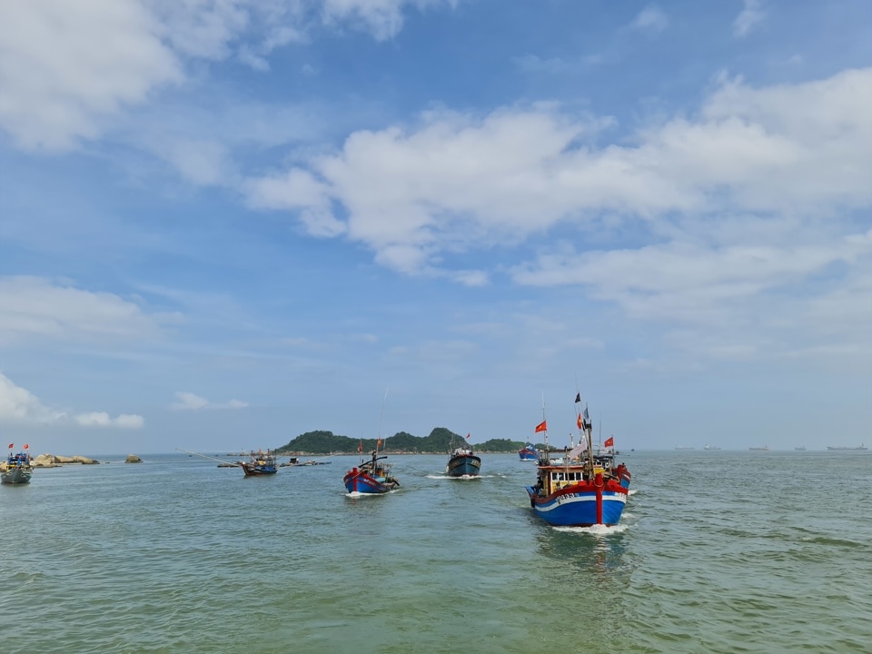 Làng chài Hải Ninh nằm cuối dòng sông Trà Bồng, nơi đổ ra cửa biển Sa Cần.