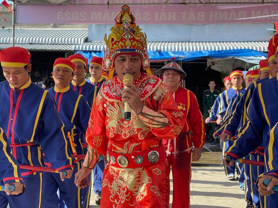 Ông Nguyễn Tấn Sâm đảm nhận vai tổng mũi trong đội hát bả trạo.