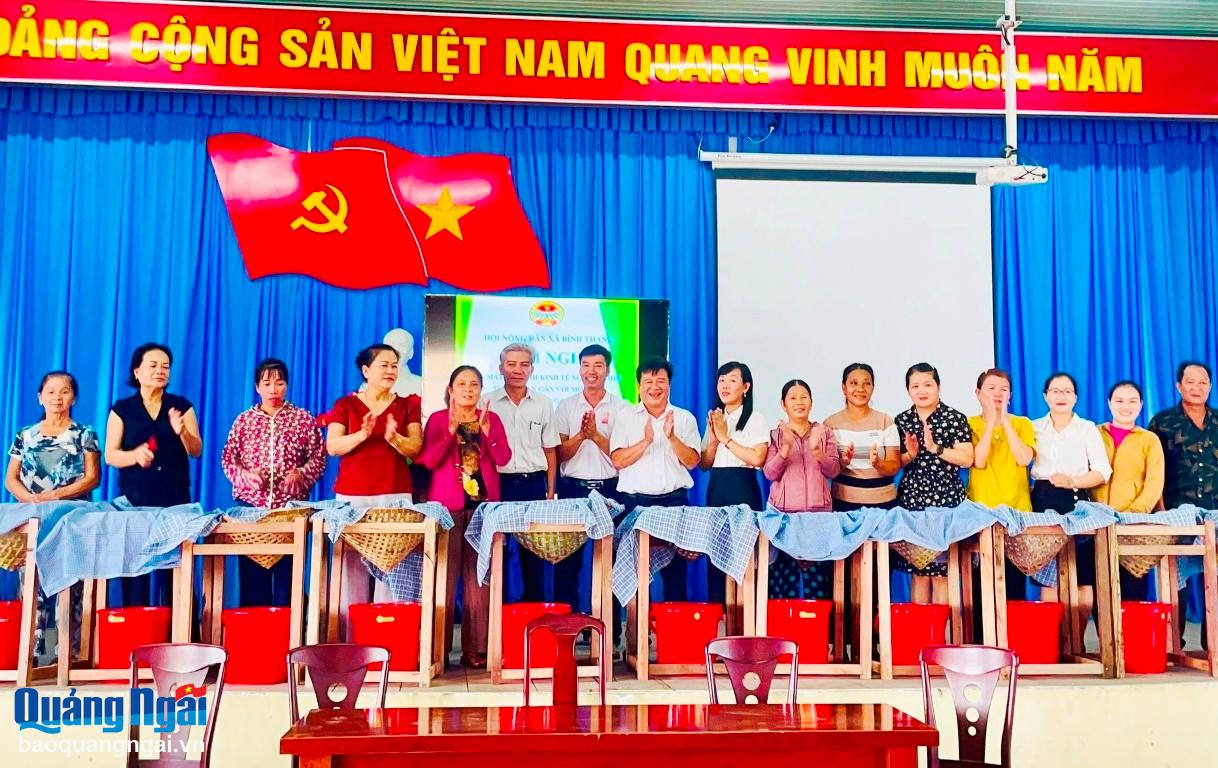 Công ty TNHH MTV Mười Quý tặng 12 bộ lọc mắm truyền thống cho các thành viên tổ sản xuất và chế biến nước mắm.