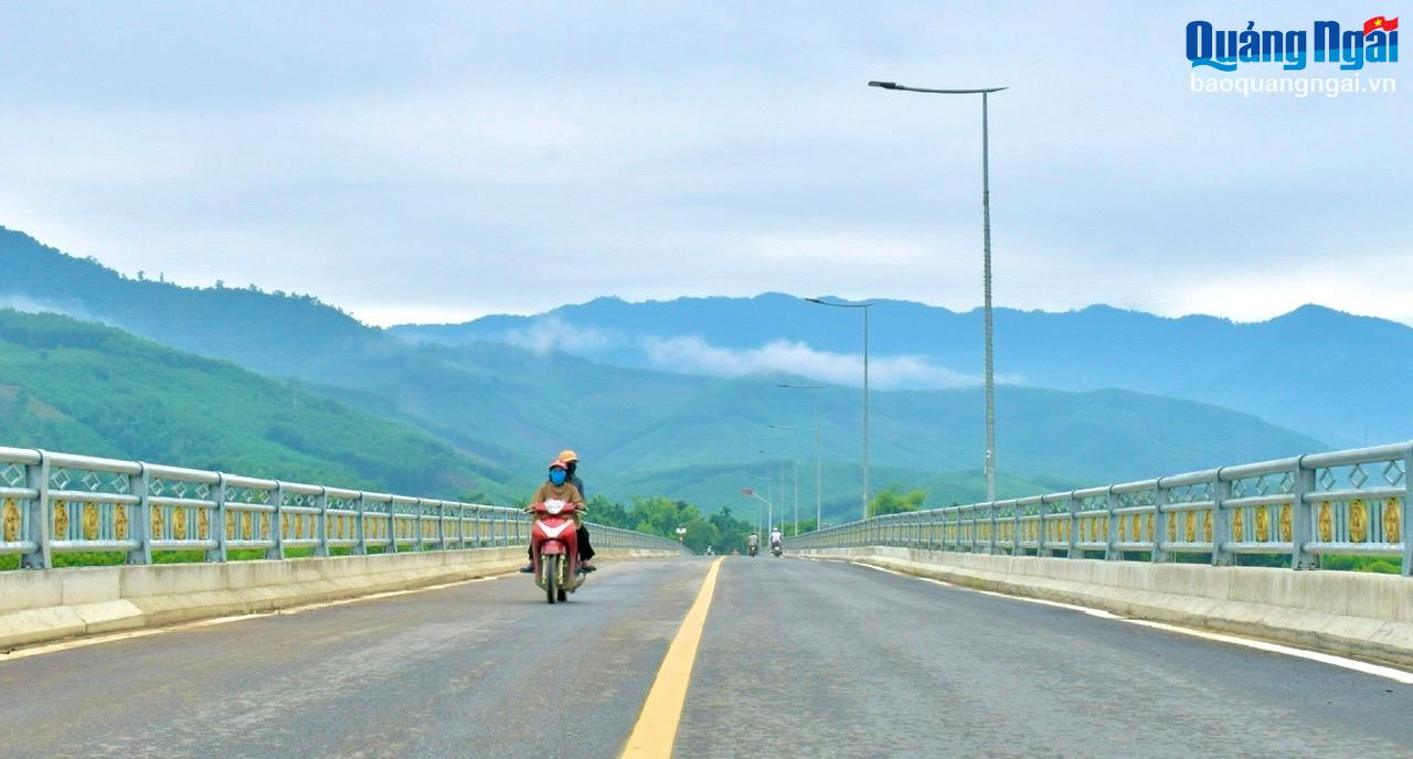 Người dân lưu thông qua cầu Sơn Giang - Sơn Linh (Sơn Hà).