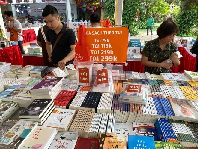 Độc giả Hà Nội, TP.HCM vượt nắng nóng đi hội sách mua giá hời