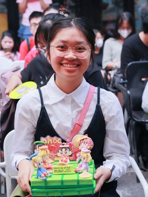 Tác giả 'Nhóc Miko' mặc áo dài, vẽ tranh tặng fan Việt