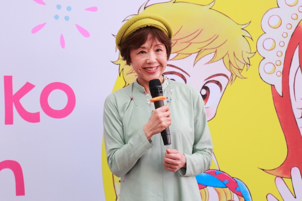 Tác giả 'Nhóc Miko' mặc áo dài, vẽ tranh tặng fan Việt