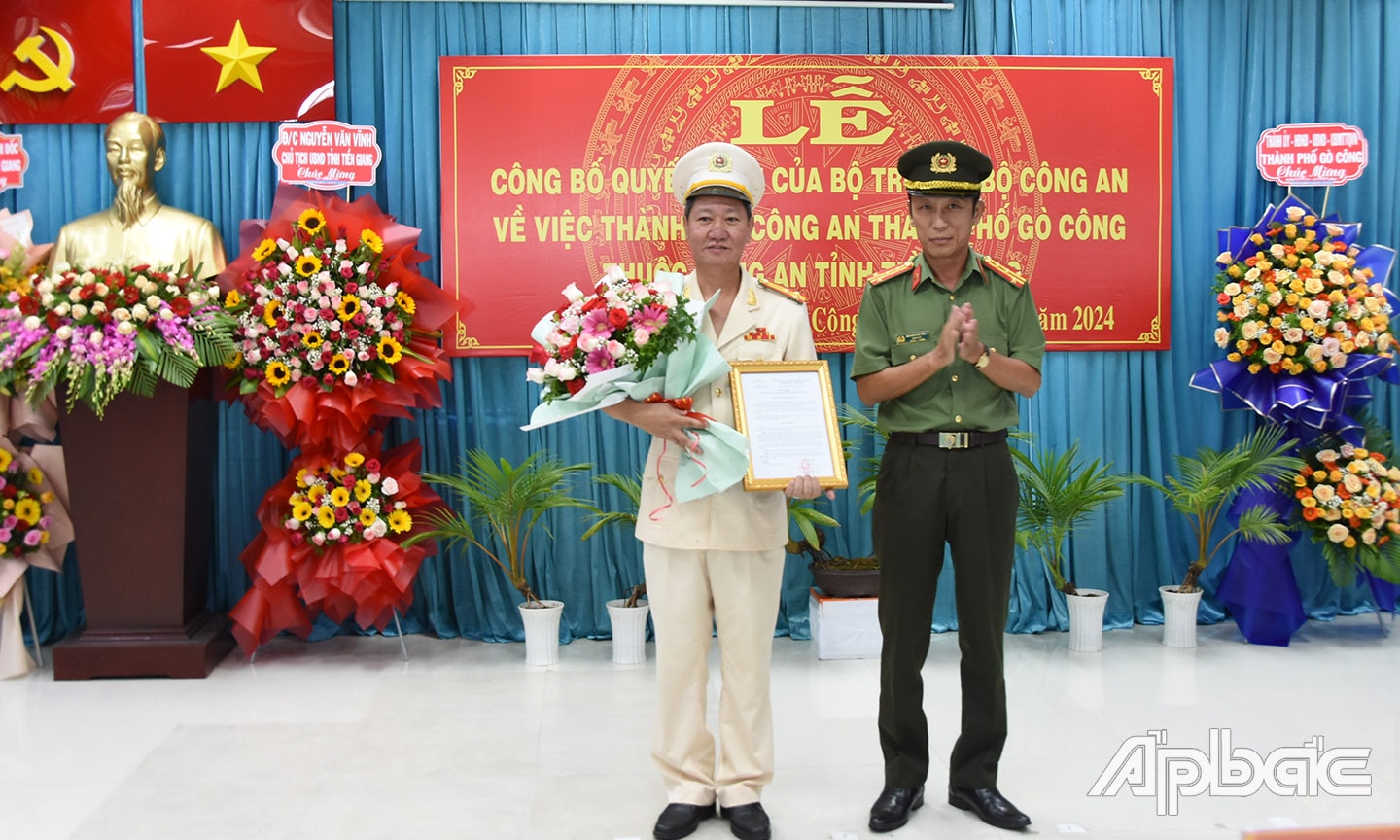 Đại tá Nguyễn Văn Nhựt trao quyết định Bộ Công an cho Công TP.Gò Công.