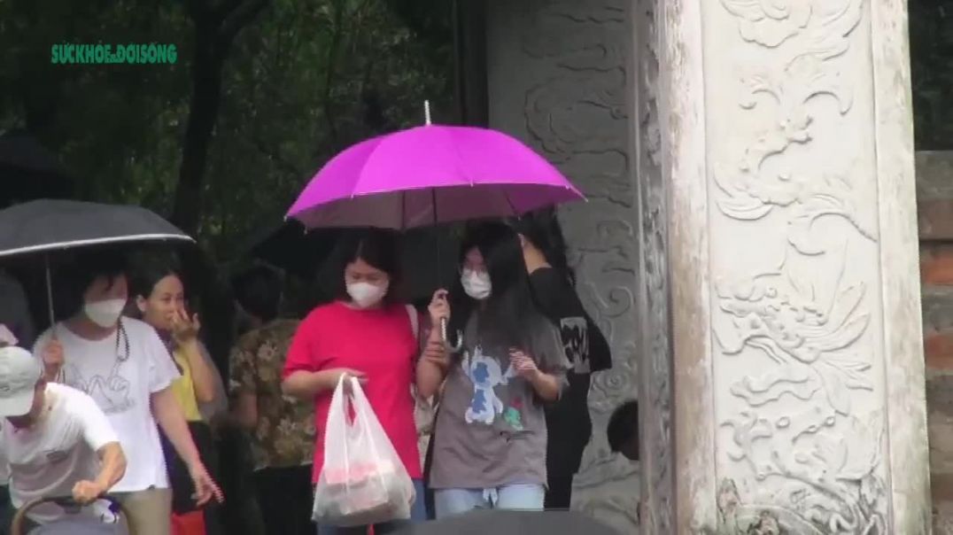 ⁣Sĩ tử vượt mưa kéo nhau đến Văn Miếu cầu may trước kỳ thi THPT