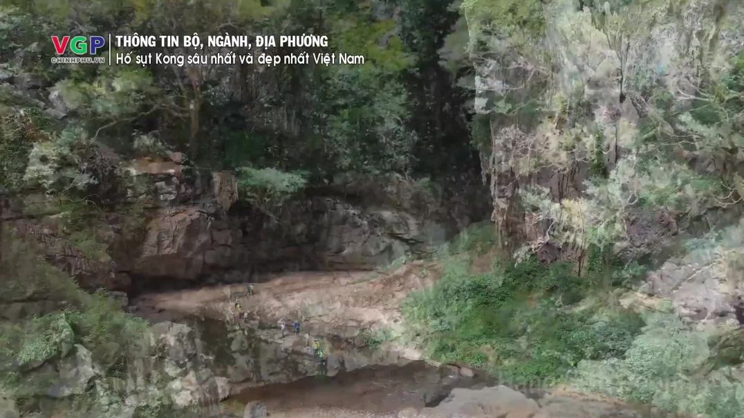 ⁣Khám phá Hố sụt Kong sâu nhất và đẹp nhất Việt Nam