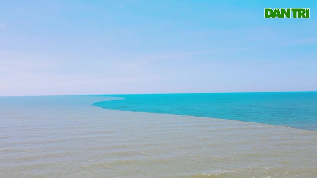 ⁣Hình ảnh biển Sầm Sơn xuất hiện hai màu nước đối lập - Báo Dân trí