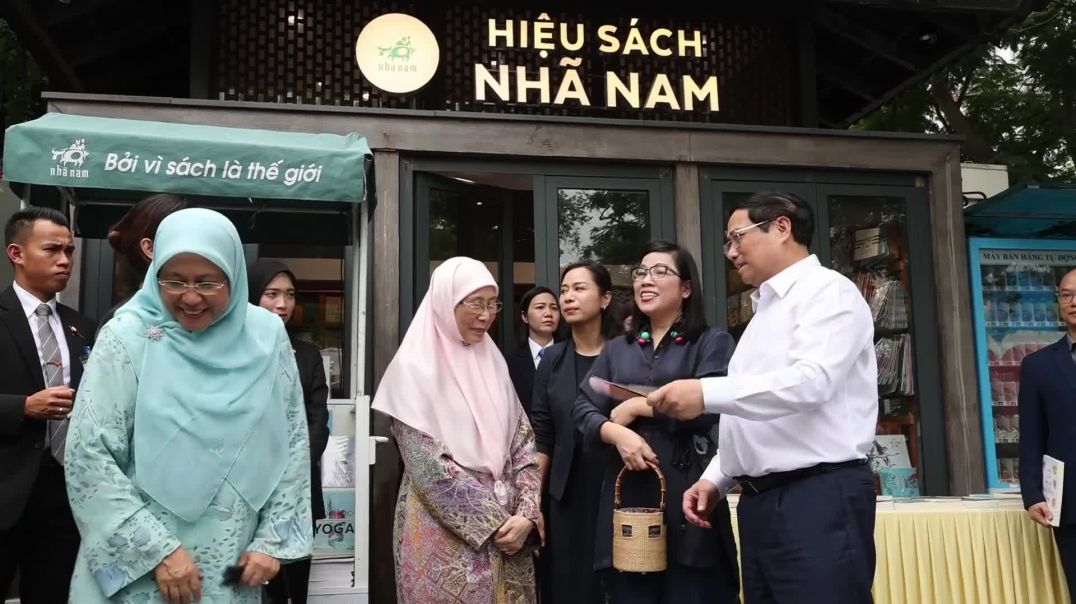 ⁣Thủ tướng Phạm Minh Chính tặng Thủ tướng Malaysia sách của Bác Hồ và Tổng Bí thư