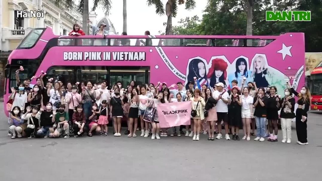 ⁣Hàng trăm fan diễu hành trên xe bus 2 tầng chào đón Blackpink (Video- Toàn Vũ)