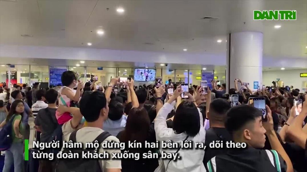 ⁣Khung cảnh người hâm mộ đứng kín sân bay Nội Bài chờ đón Blackpink (Video- Minh Quang)