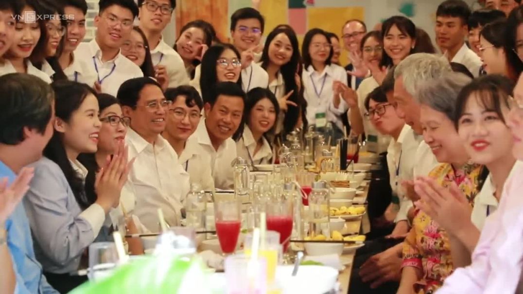 ⁣Sinh viên ăn bánh cuốn, bún thang cùng Thủ tướng Việt Nam và Singapore - VnExpress
