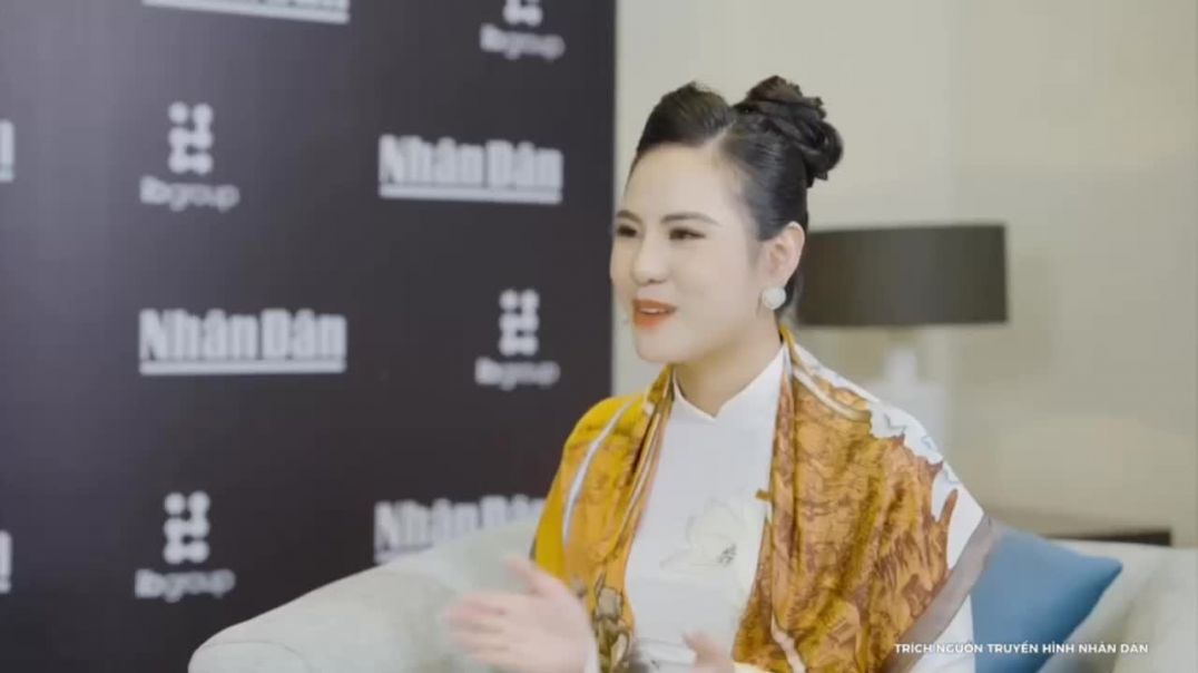 ⁣Nữ MC xinh đẹp, tài năng phỏng vấn độc quyền huyền thoại Kenny G tại Hà Nội