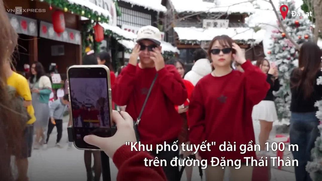 ⁣'Khu phố tuyết' hút khách tham quan ở Đà Lạt