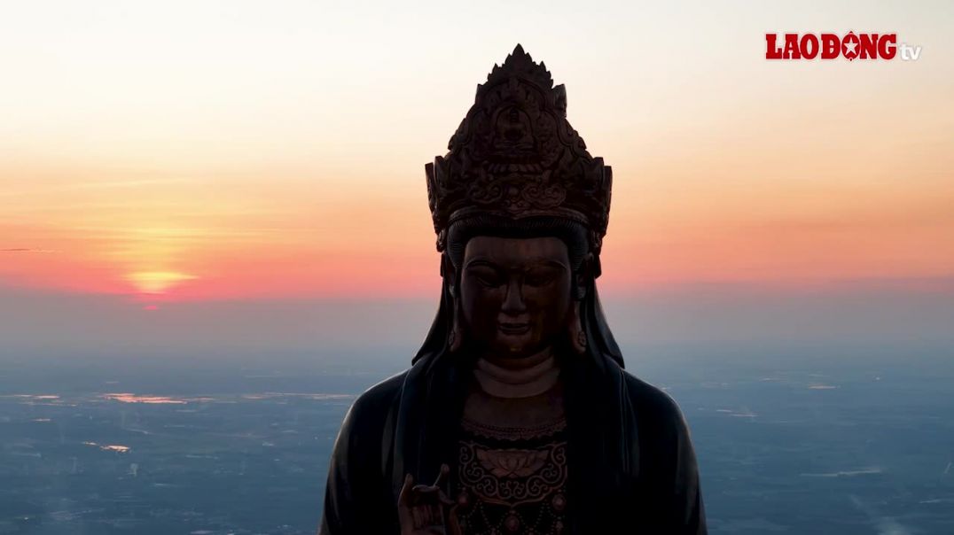 ⁣Chiêm ngưỡng tượng Phật Bà uy nghi trên nóc nhà Nam Bộ