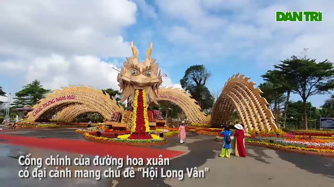 ⁣Cận cảnh 'rồng khổng lồ nhả ngọc' trong công viên ở Phú Yên