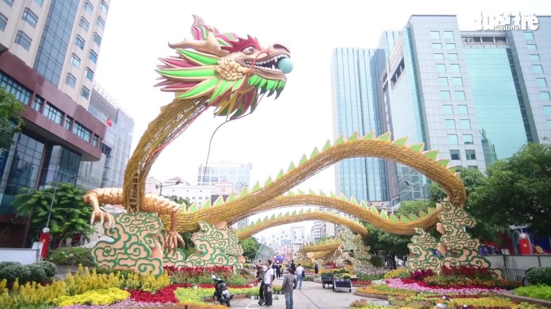 ⁣Cận cảnh rồng ngậm ngọc khoe dáng, 90.000 chậu hoa khoe sắc trên đường hoa Nguyễn Huệ