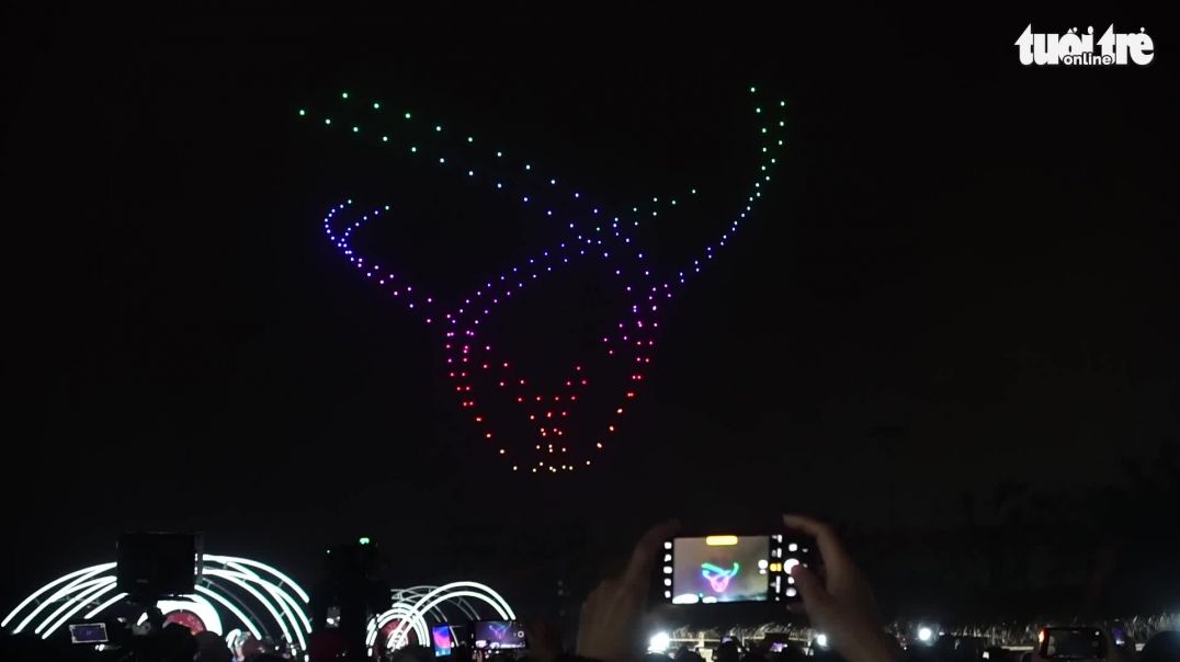 ⁣300 drone tạo hình lung linh, huyền ảo trên Hồ Tây thu hút hàng ngàn người dân