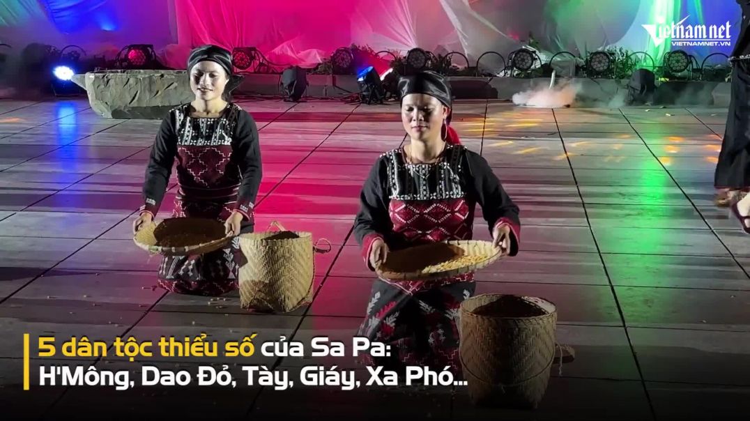 ⁣Khách Tây thích thú 'du lịch Sa Pa', ngắm thiếu nữ Dao đỏ múa chuông giữa Hà Nội